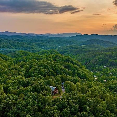 Panorama Mountain View Cabin, Less Than 10 Miles From Gatlinburg And Dollywood, Dog Friendly, 6 Bedrooms Sleeps 17, Fire Pit, Hottub, Washer Dryer, Fully Loaded Kitchen, Gameroom With A Tv, Pool Table, Arcade, Air Hockey, And Foosball Sevierville Exterior foto