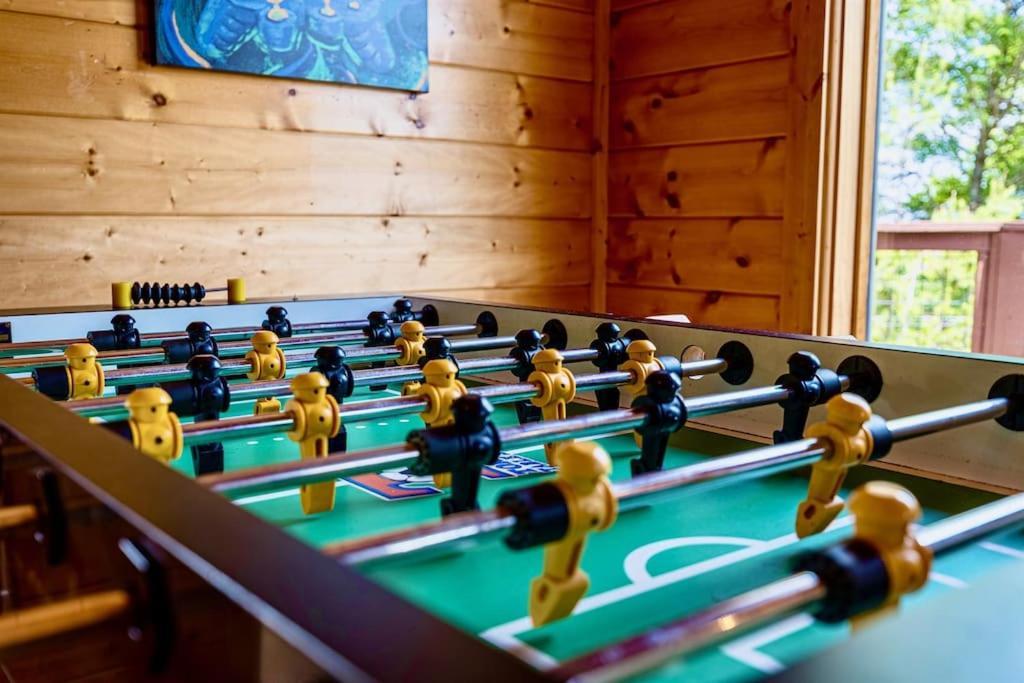 Panorama Mountain View Cabin, Less Than 10 Miles From Gatlinburg And Dollywood, Dog Friendly, 6 Bedrooms Sleeps 17, Fire Pit, Hottub, Washer Dryer, Fully Loaded Kitchen, Gameroom With A Tv, Pool Table, Arcade, Air Hockey, And Foosball Sevierville Exterior foto