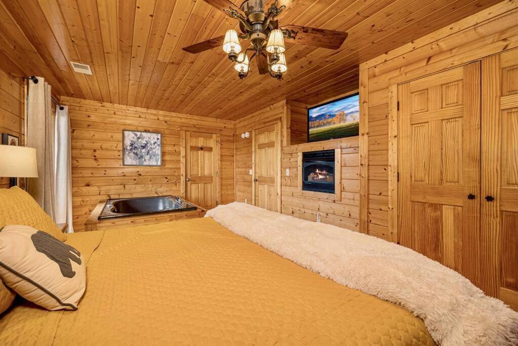 Panorama Mountain View Cabin, Less Than 10 Miles From Gatlinburg And Dollywood, Dog Friendly, 6 Bedrooms Sleeps 17, Fire Pit, Hottub, Washer Dryer, Fully Loaded Kitchen, Gameroom With A Tv, Pool Table, Arcade, Air Hockey, And Foosball Sevierville Exterior foto