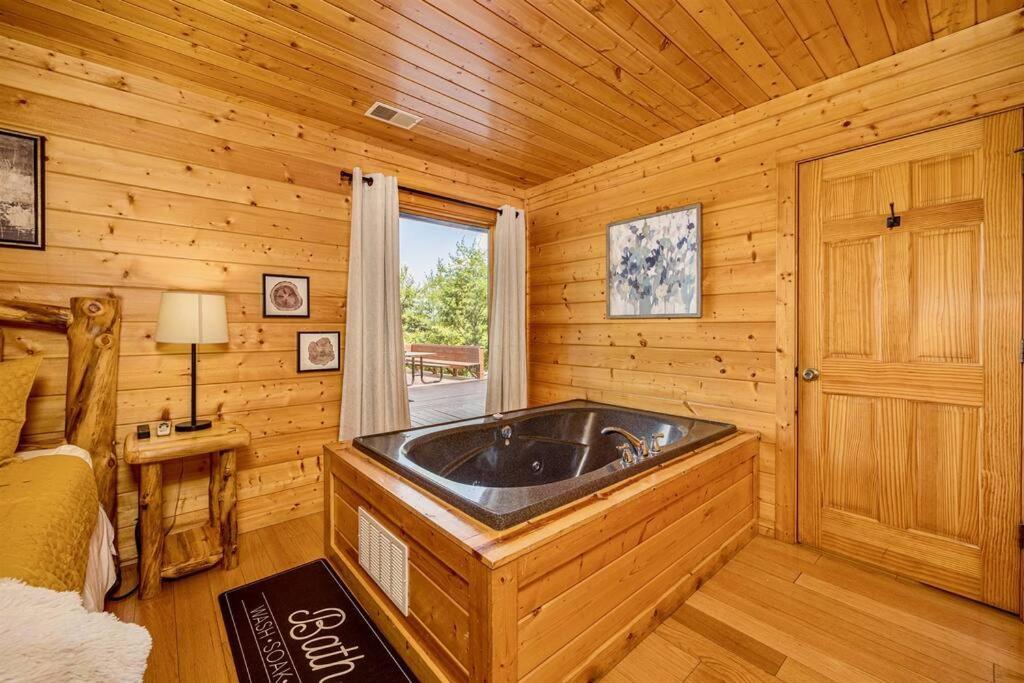 Panorama Mountain View Cabin, Less Than 10 Miles From Gatlinburg And Dollywood, Dog Friendly, 6 Bedrooms Sleeps 17, Fire Pit, Hottub, Washer Dryer, Fully Loaded Kitchen, Gameroom With A Tv, Pool Table, Arcade, Air Hockey, And Foosball Sevierville Exterior foto