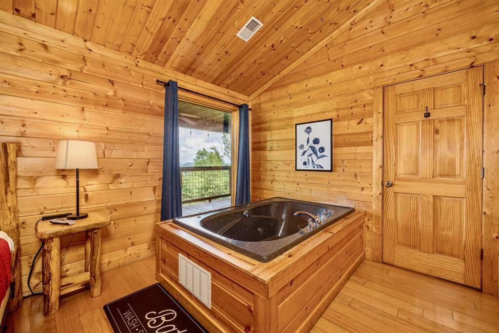 Panorama Mountain View Cabin, Less Than 10 Miles From Gatlinburg And Dollywood, Dog Friendly, 6 Bedrooms Sleeps 17, Fire Pit, Hottub, Washer Dryer, Fully Loaded Kitchen, Gameroom With A Tv, Pool Table, Arcade, Air Hockey, And Foosball Sevierville Exterior foto