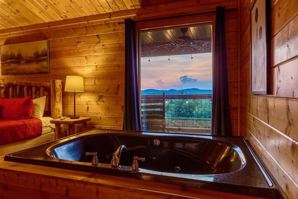 Panorama Mountain View Cabin, Less Than 10 Miles From Gatlinburg And Dollywood, Dog Friendly, 6 Bedrooms Sleeps 17, Fire Pit, Hottub, Washer Dryer, Fully Loaded Kitchen, Gameroom With A Tv, Pool Table, Arcade, Air Hockey, And Foosball Sevierville Exterior foto