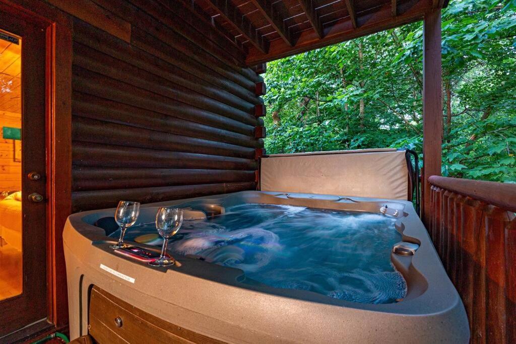 Panorama Mountain View Cabin, Less Than 10 Miles From Gatlinburg And Dollywood, Dog Friendly, 6 Bedrooms Sleeps 17, Fire Pit, Hottub, Washer Dryer, Fully Loaded Kitchen, Gameroom With A Tv, Pool Table, Arcade, Air Hockey, And Foosball Sevierville Exterior foto