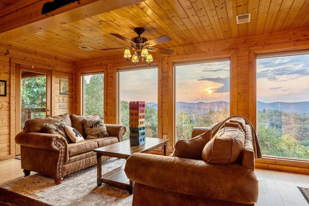 Panorama Mountain View Cabin, Less Than 10 Miles From Gatlinburg And Dollywood, Dog Friendly, 6 Bedrooms Sleeps 17, Fire Pit, Hottub, Washer Dryer, Fully Loaded Kitchen, Gameroom With A Tv, Pool Table, Arcade, Air Hockey, And Foosball Sevierville Exterior foto