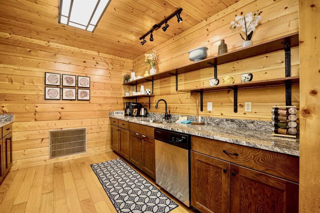 Panorama Mountain View Cabin, Less Than 10 Miles From Gatlinburg And Dollywood, Dog Friendly, 6 Bedrooms Sleeps 17, Fire Pit, Hottub, Washer Dryer, Fully Loaded Kitchen, Gameroom With A Tv, Pool Table, Arcade, Air Hockey, And Foosball Sevierville Exterior foto