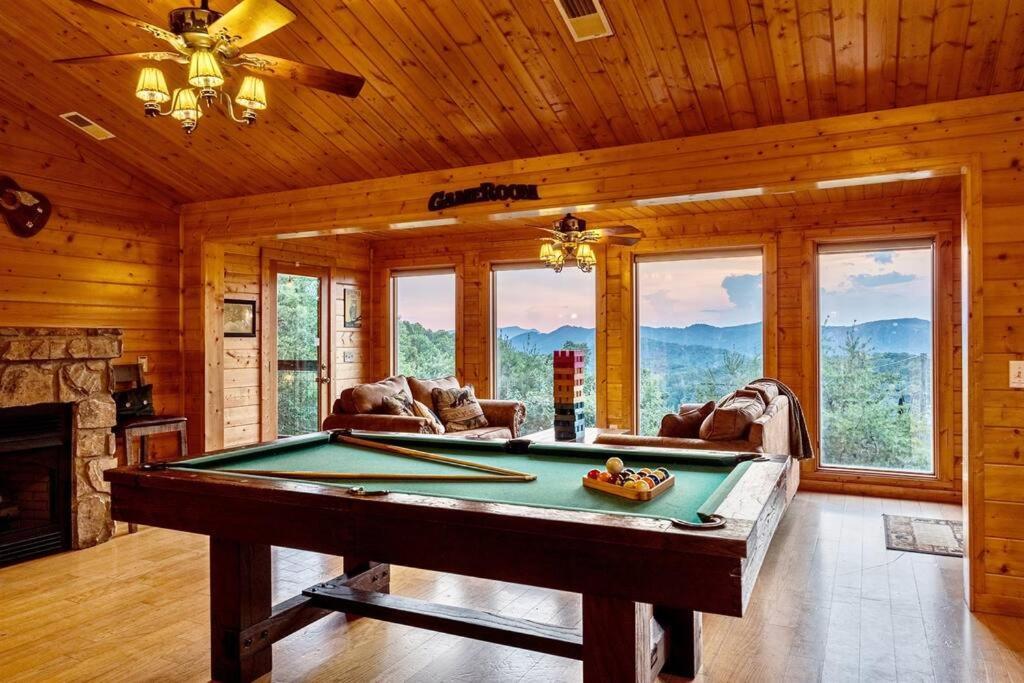 Panorama Mountain View Cabin, Less Than 10 Miles From Gatlinburg And Dollywood, Dog Friendly, 6 Bedrooms Sleeps 17, Fire Pit, Hottub, Washer Dryer, Fully Loaded Kitchen, Gameroom With A Tv, Pool Table, Arcade, Air Hockey, And Foosball Sevierville Exterior foto