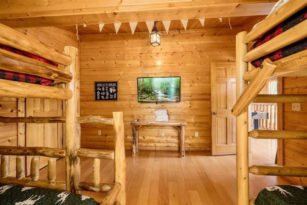 Panorama Mountain View Cabin, Less Than 10 Miles From Gatlinburg And Dollywood, Dog Friendly, 6 Bedrooms Sleeps 17, Fire Pit, Hottub, Washer Dryer, Fully Loaded Kitchen, Gameroom With A Tv, Pool Table, Arcade, Air Hockey, And Foosball Sevierville Exterior foto
