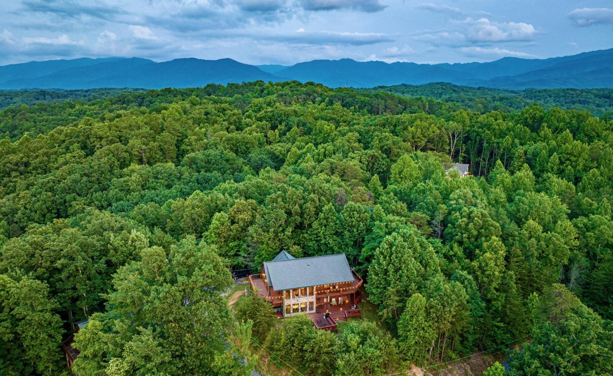 Panorama Mountain View Cabin, Less Than 10 Miles From Gatlinburg And Dollywood, Dog Friendly, 6 Bedrooms Sleeps 17, Fire Pit, Hottub, Washer Dryer, Fully Loaded Kitchen, Gameroom With A Tv, Pool Table, Arcade, Air Hockey, And Foosball Sevierville Exterior foto